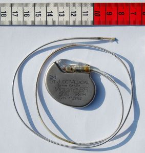 724px-St_Jude_Medical_pacemaker_with_ruler